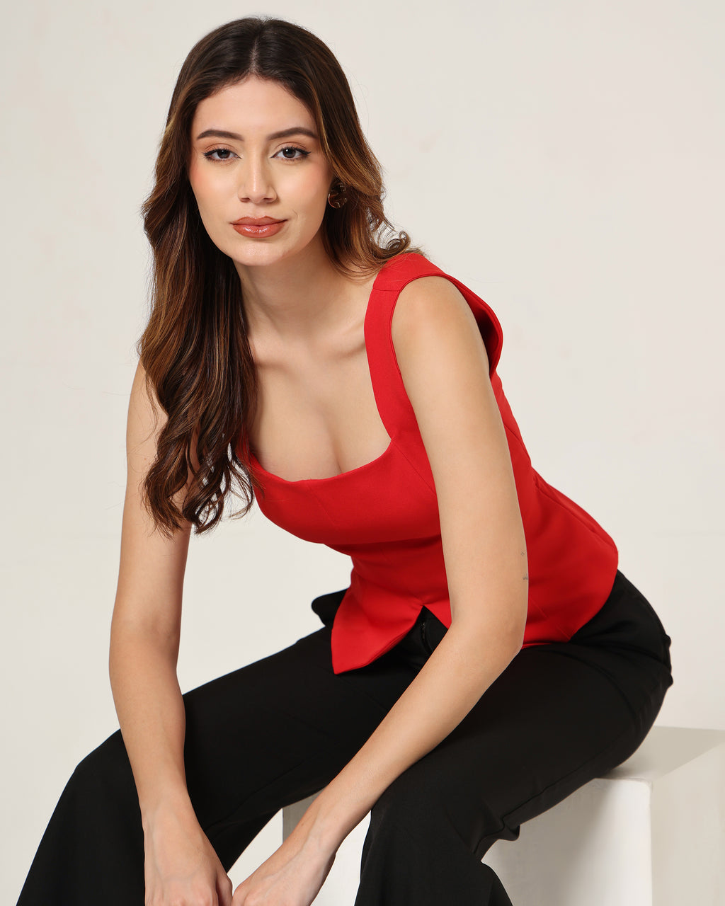 [Red] Mira Top Model sitting
